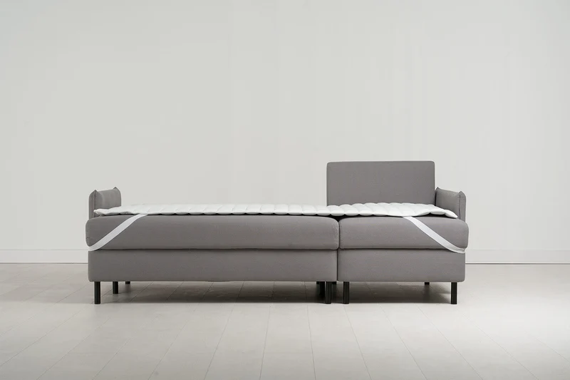 Model 12 Dreisitzer-Schlafsofa mit Chaiselongue rechts, Risso