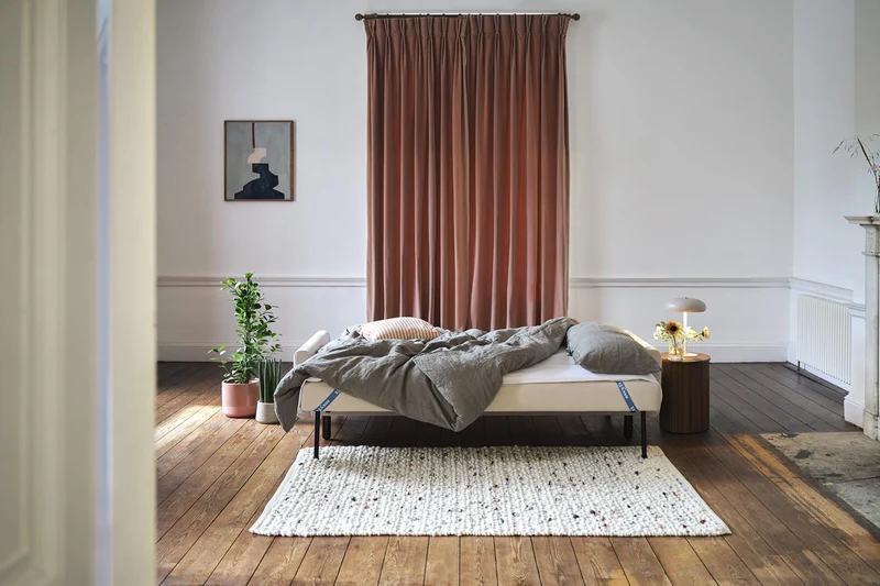 Model 04 Dreisitzer-Schlafsofa, Knochenweiß