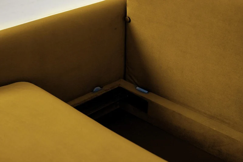Model 04 Dreisitzer-Schlafsofa, Senfgelb