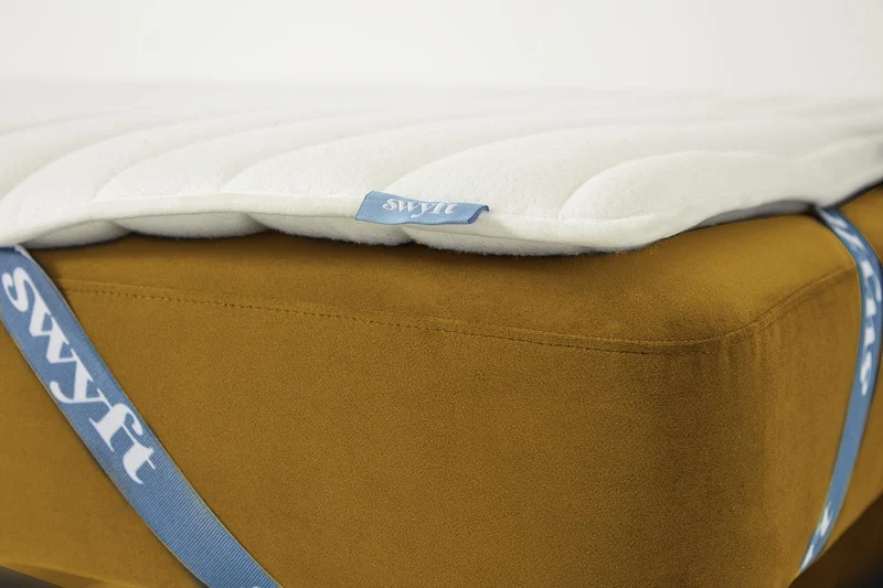 Model 04 Dreisitzer-Schlafsofa, Senfgelb