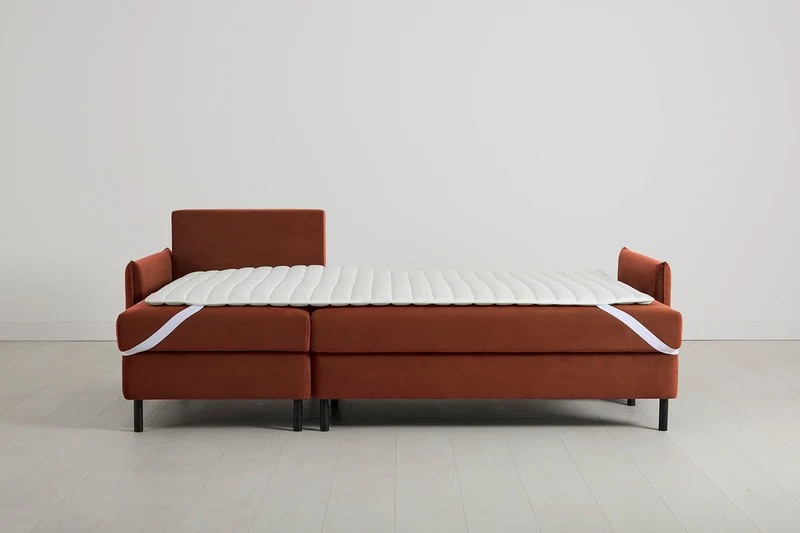 Model 12 Dreisitzer-Schlafsofa mit Chaiselongue links, Ziegelrot