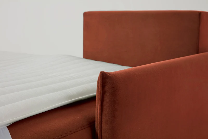 Model 12 Dreisitzer-Schlafsofa mit Chaiselongue links, Ziegelrot