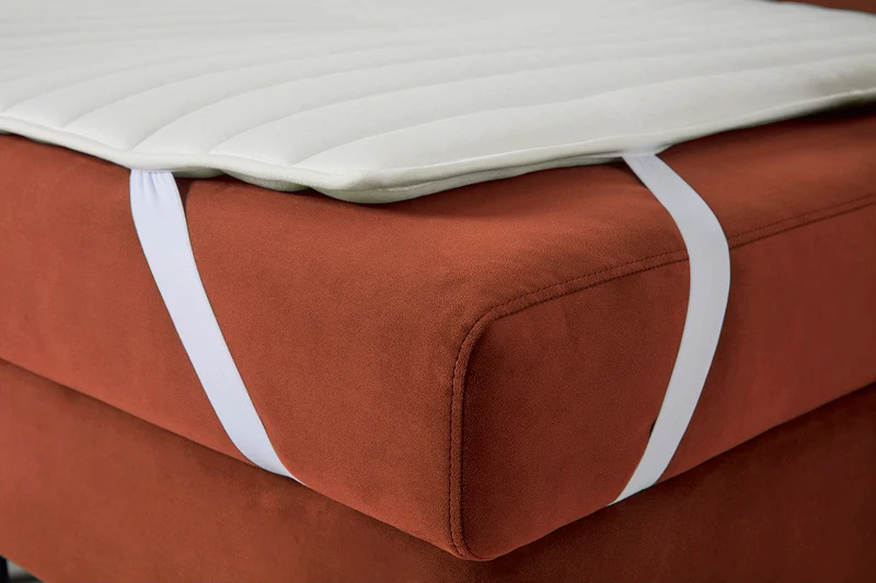 Model 12 Dreisitzer-Schlafsofa mit Chaiselongue links, Ziegelrot