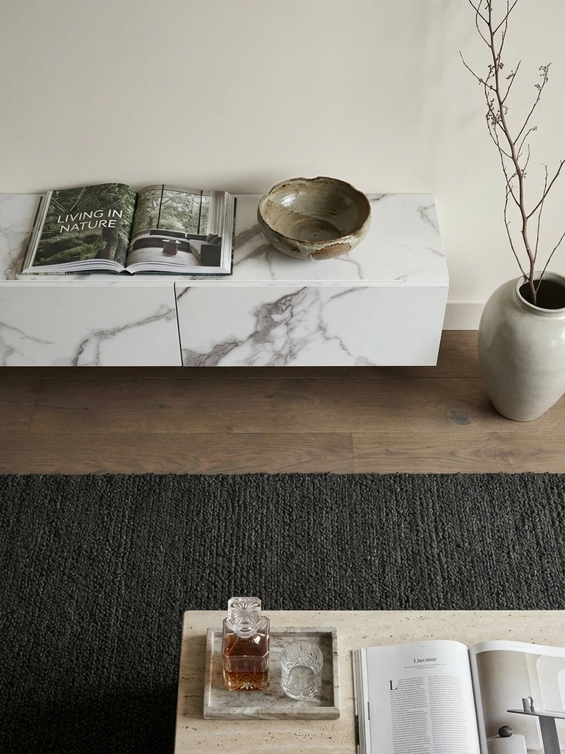 TV-Lowboard hängend, Marmor-Optik, Klapptüren, modern