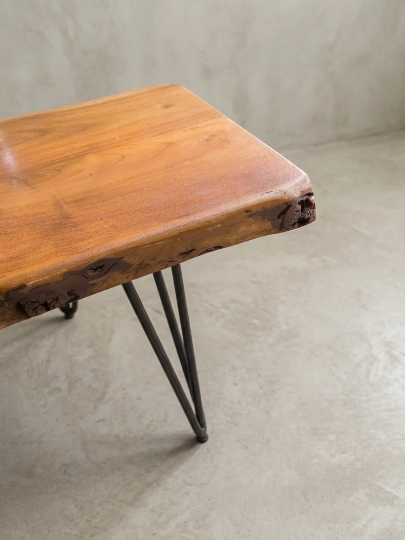 Couchtisch Massivholz Sheesham mit Baumkante und Haarnadelbeinen, Stil Natürlichkeit