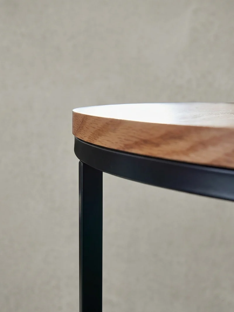 Couchtisch in Eichenholz-Optik mit Metallgestell und pflegeleichter Oberfläche
