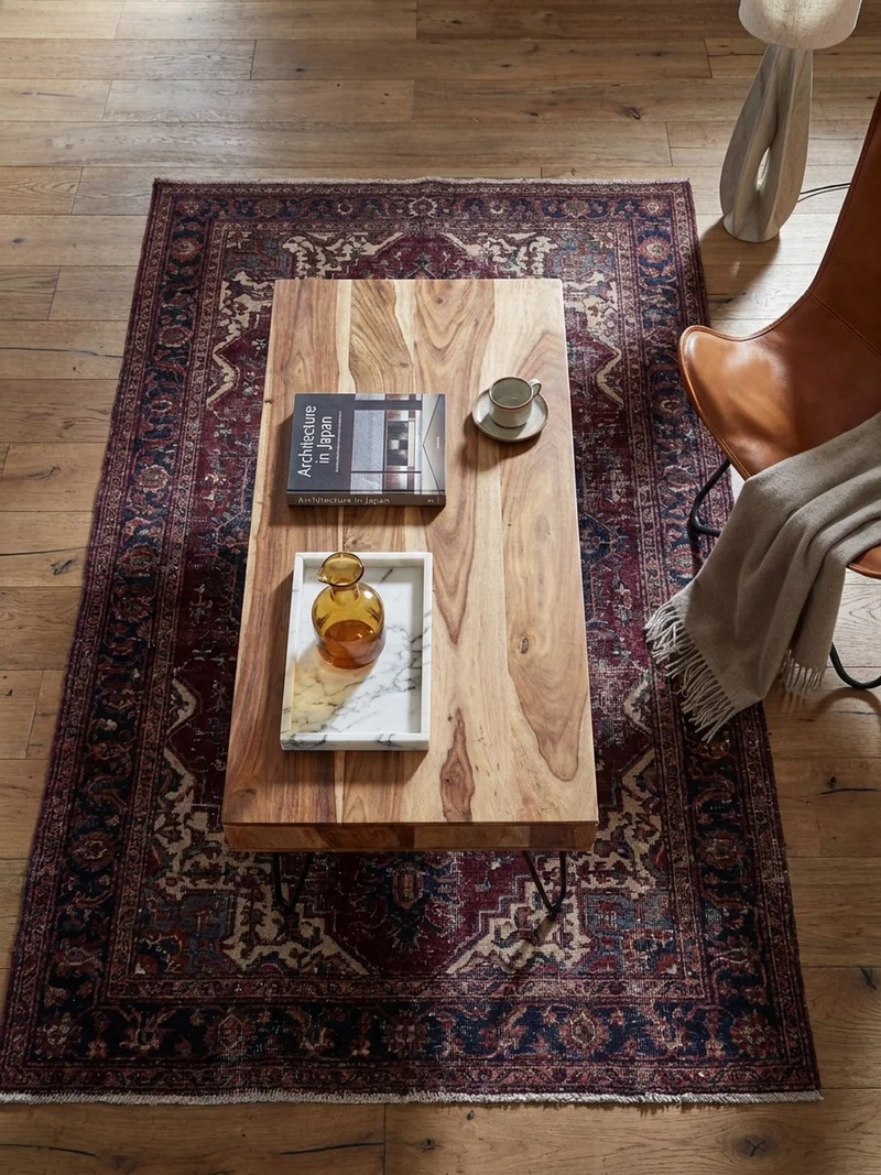 Couchtisch mit Schubfächern aus Massivholz und Metallfüßen, leichter Aufbau