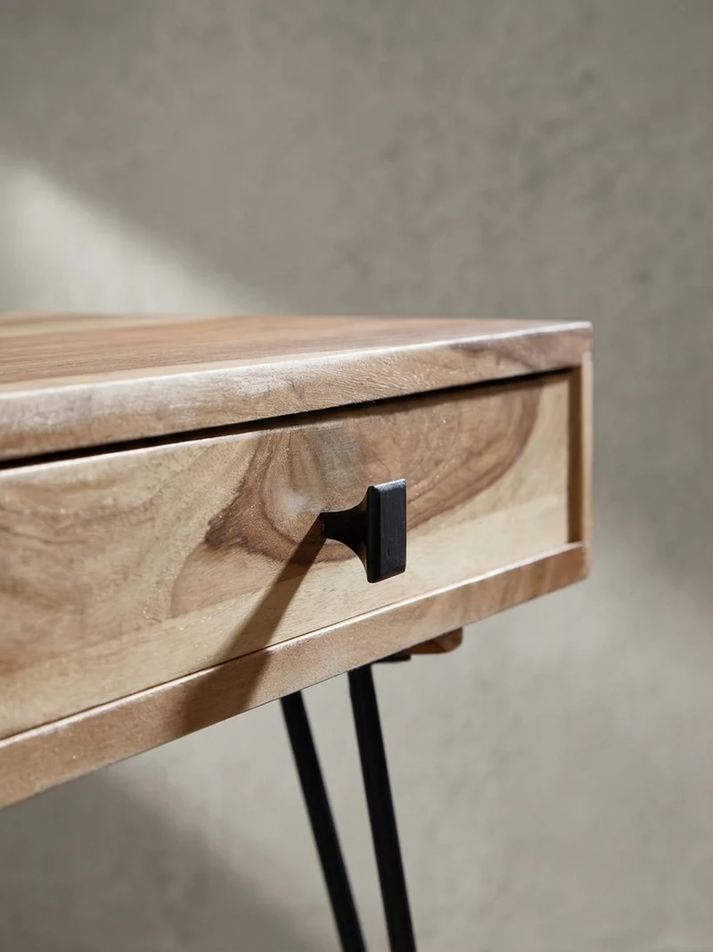 Couchtisch mit Schubfächern aus Massivholz und Metallfüßen, leichter Aufbau