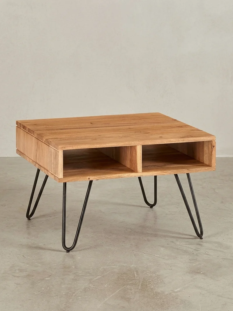 Couchtisch aus massivem Akazienholz mit Metallgestell und Stauraum im modernen Design