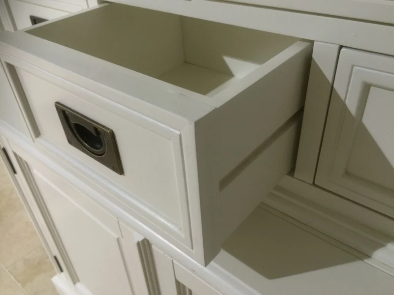 Schrank weiß, Vitrine weiß Landhaus, Geschirrschrank weiß im Landhausstil, Breite 119 cm