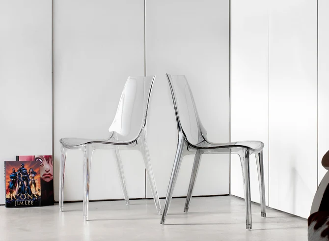 Design Stuhl, transparent grau, stapelbar, recycelbarer Kunststoff, Outdoor