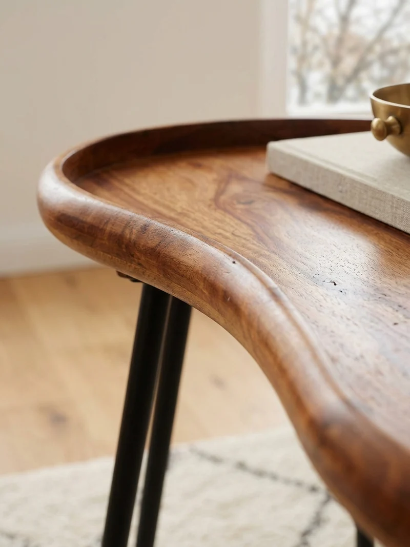 Couchtisch Massivholz mit Metallbeinen, Nierenform, Handgefertigt
