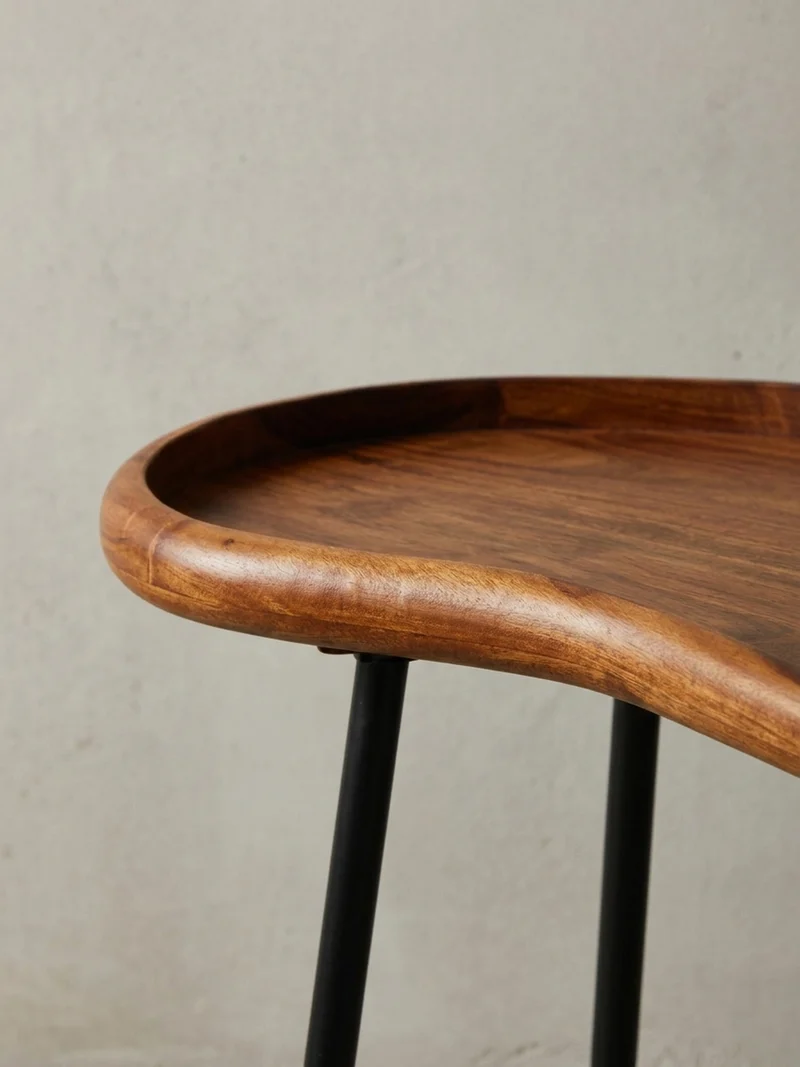 Couchtisch Massivholz mit Metallbeinen, Nierenform, Handgefertigt