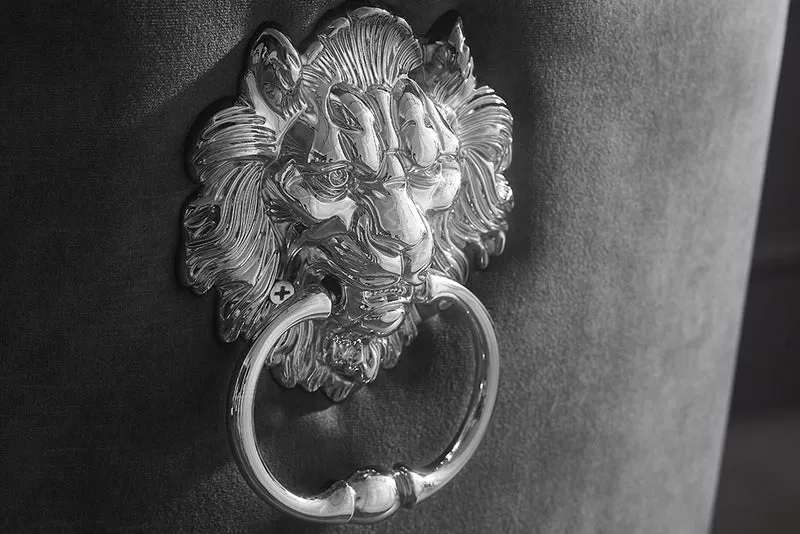 Edler Stuhl LION Samt grau Löwenkopf silber Edelstahl