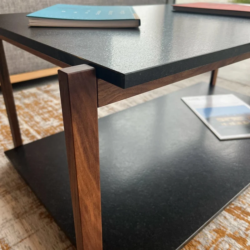 CONE Couchtisch, Nussbaum & Granit