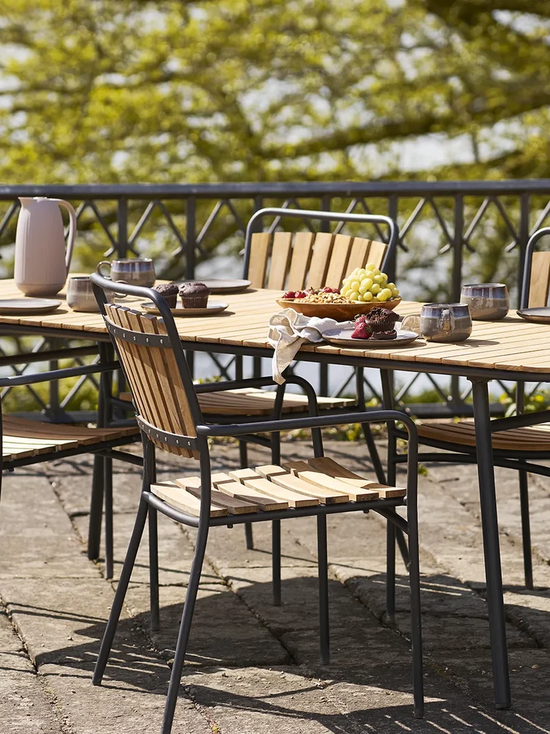 Cleveland Esszimmerstuhl Teak, schwarzer Metallrahmen