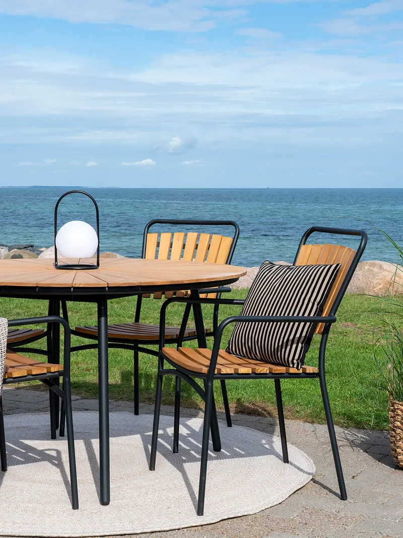 Cleveland Esszimmerstuhl Teak, schwarzer Metallrahmen