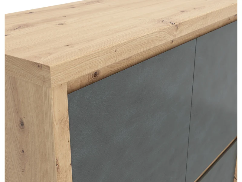 Larios — 4-Door Cabinet