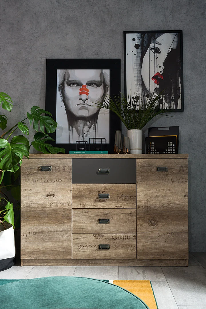 Malcolm Chest of Drawers 130 cm – Monument Oak & Letter Print, 4 Drawers, 4 Compartments, 2 Doors