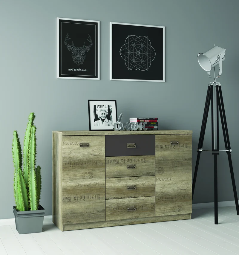 Malcolm Chest of Drawers 130 cm – Monument Oak & Letter Print, 4 Drawers, 4 Compartments, 2 Doors