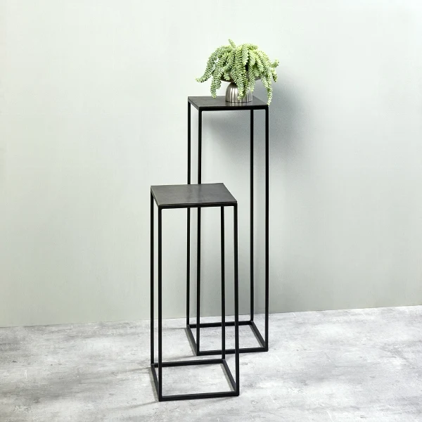 Lambert Dado Säule – Sandguss Aluminium mit Graphit-Finish, 2 Höhen