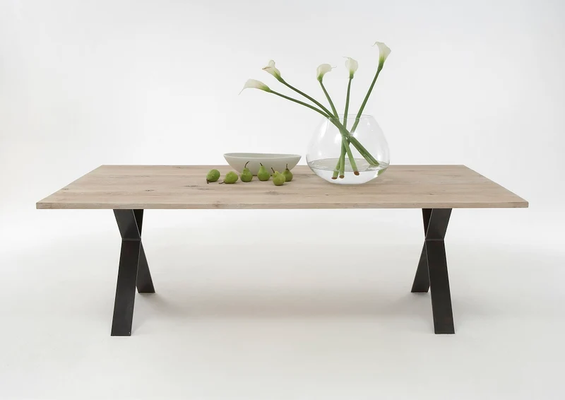 Esstisch aus massiv Eiche, Tisch mit einem Gestell aus Metall, Maße 200 x 100 cm
