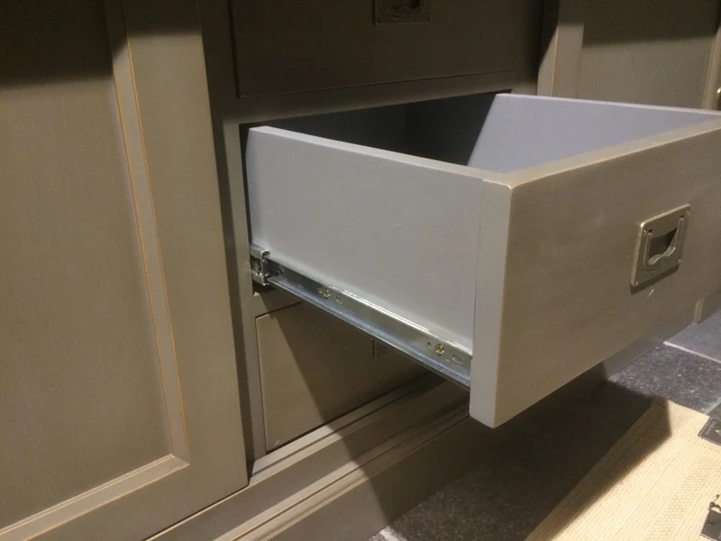 Waschtisch in fünf Farben im Landhausstil aus Massivholz und Waschbecken aus Keramik, Waschtisch weiß