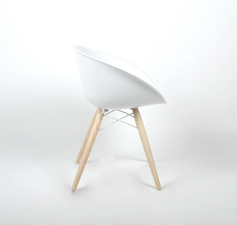 Design Stuhl mit Holzbeinen und Kunststoff Sitzschale