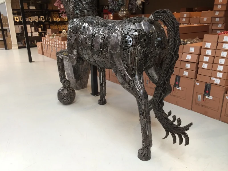 Pferd aus recyclebarem Metall in Echtgröße