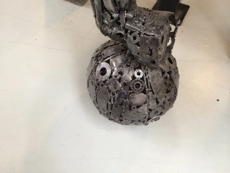 Pferd aus recyclebarem Metall in Echtgröße