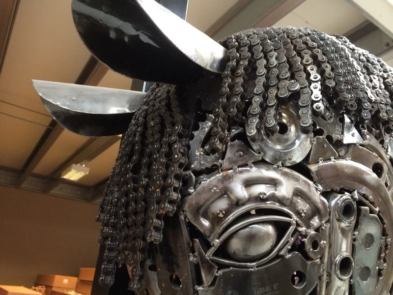 Pferd aus recyclebarem Metall in Echtgröße
