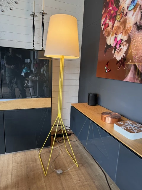 Design-Stehleuchte, moderne Stehlampe in sechs verschiedenen Farben
