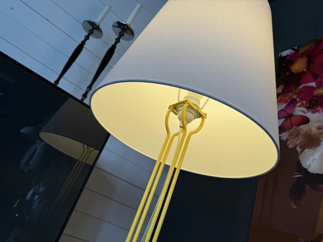 Design-Stehleuchte, moderne Stehlampe in sechs verschiedenen Farben