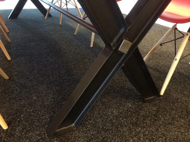 Esstisch aus massiv Eiche, Tisch mit einem Gestell aus Metall, Maße 240 x 100 cm