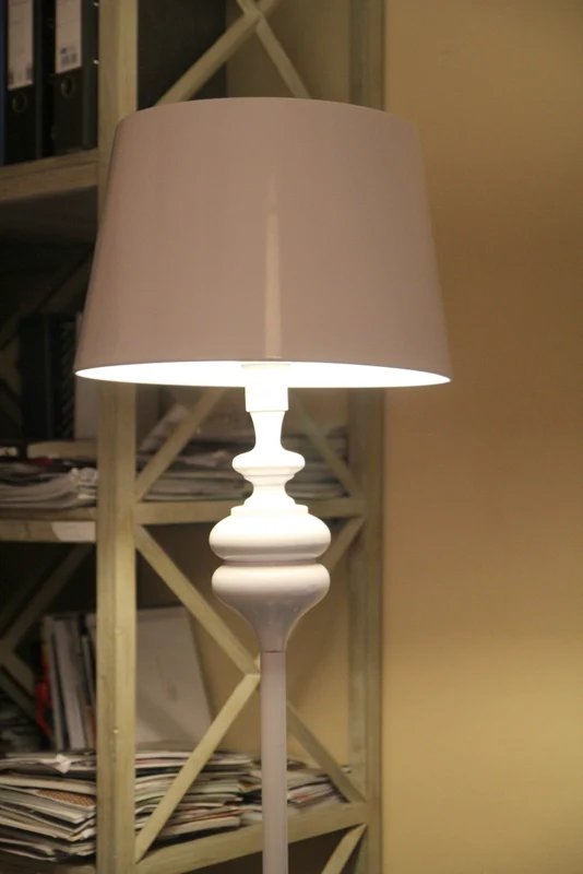 Moderne Stehleuchte aus Metall, Farbe weiß