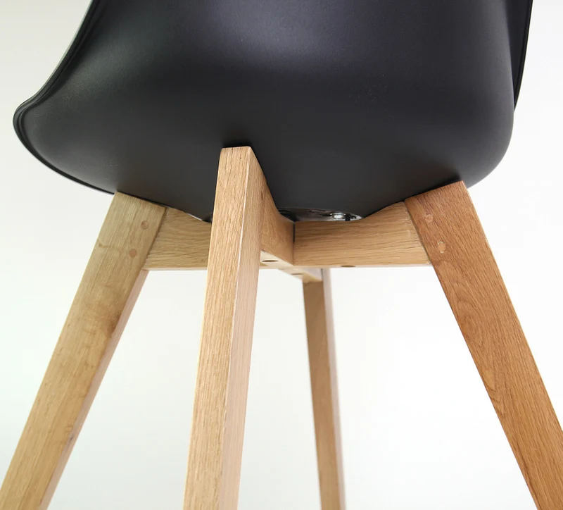 Stuhl gepolstert mit einem Gestell aus Massivholz, Farbe schwarz