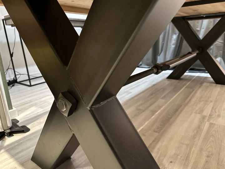 Esstisch aus massiv Eiche, Tisch im Industriedesign mit einem Gestell aus Metall, Maße 240 x 100 cm