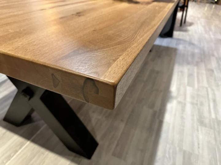 Esstisch aus massiv Eiche, Tisch im Industriedesign mit einem Gestell aus Metall, Maße 260 x 100 cm