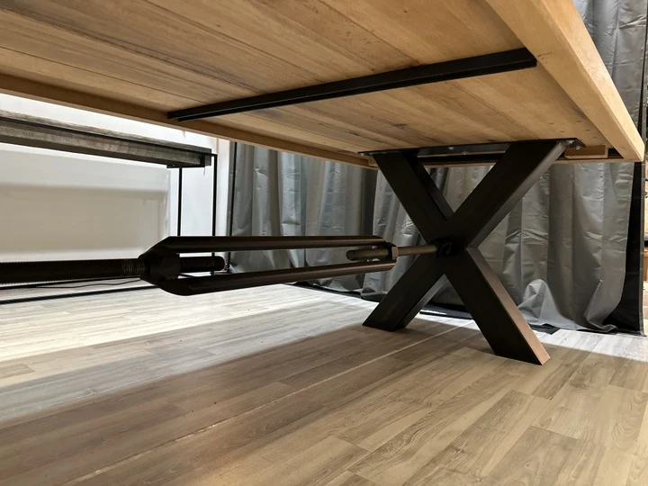 Esstisch aus massiv Eiche, Tisch im Industriedesign mit einem Gestell aus Metall, Maße 260 x 100 cm