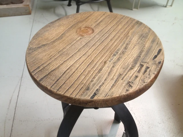 Barhocker im Industrielook aus Metall und Massivholz, Hocker im Industriedesign, Sitzhöhe ca. 48-75 cm