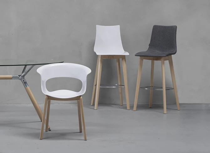 Barhocker mit einem Gestell aus Massivholz, mit Fußablage, Farbe weiß