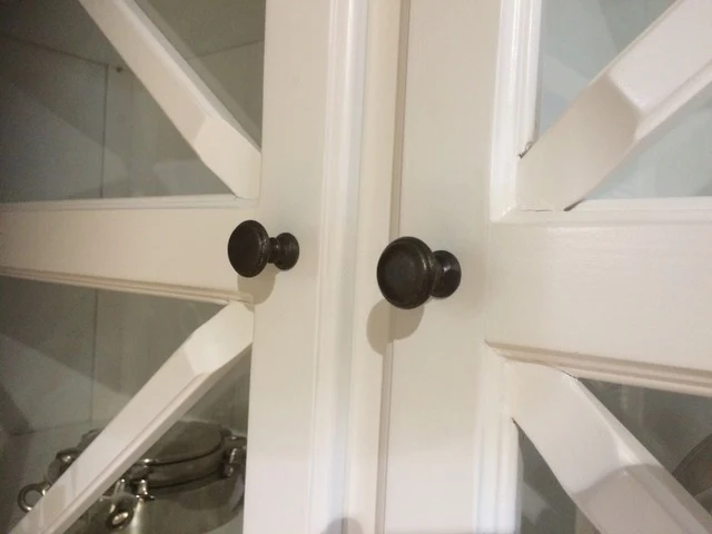 Vitrine weiß, Geschirrschrank aus Massivholz weiß, Küchenschrank weiß im Landhausstil