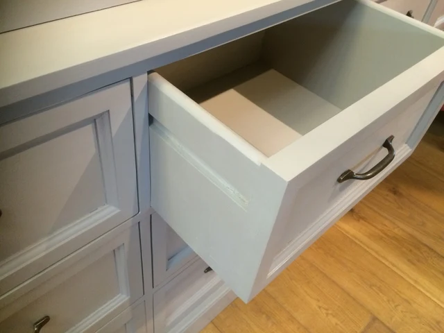 Vitrine grau, Geschirrschrank aus Massivholz, Küchenschrank grau im Landhausstil, auch in anderen Farben bestellbar
