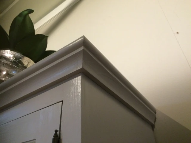 Vitrine grau, Geschirrschrank aus Massivholz, Küchenschrank grau im Landhausstil, auch in anderen Farben bestellbar