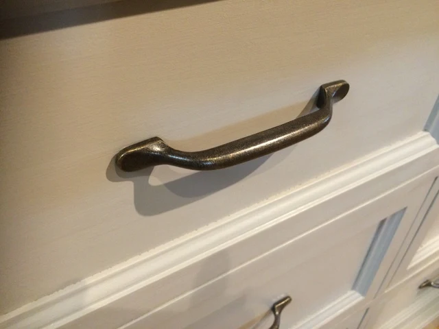 Vitrine grau, Geschirrschrank aus Massivholz, Küchenschrank grau im Landhausstil, auch in anderen Farben bestellbar