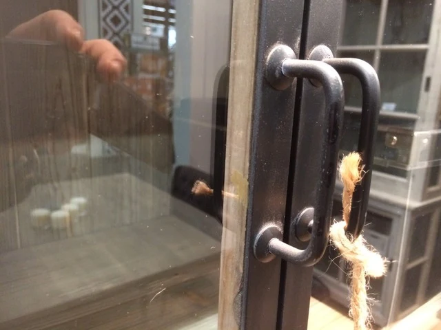 Vitrine Farbe Altholz, Geschirrschrank aus Massivholz, Küchenschrank Landhaus, Breite 130 cm
