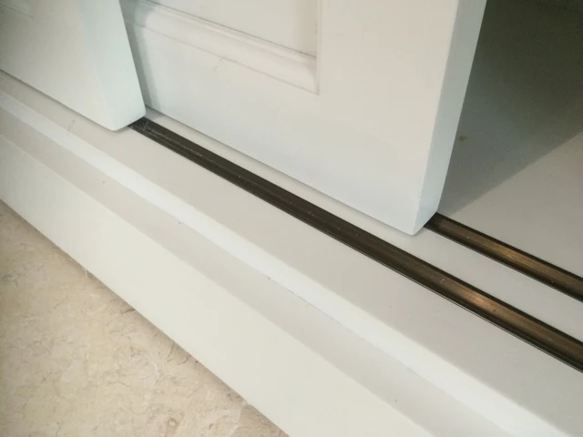 Bücherschrank weiß - verchromt, Wohnzimmerschrank weiß - Silber