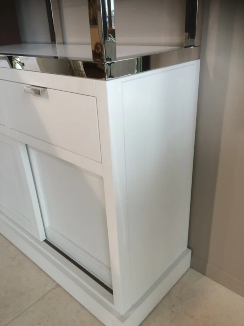 Bücherschrank weiß - verchromt, Wohnzimmerschrank weiß - Silber