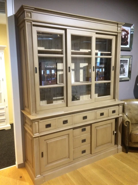 Vitrine taupe, Geschirrschrank mit Schiebetüren aus Massivholz taupe, Küchenschrank im Landhausstil