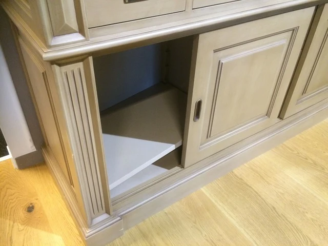 Vitrine taupe, Geschirrschrank mit Schiebetüren aus Massivholz taupe, Küchenschrank im Landhausstil